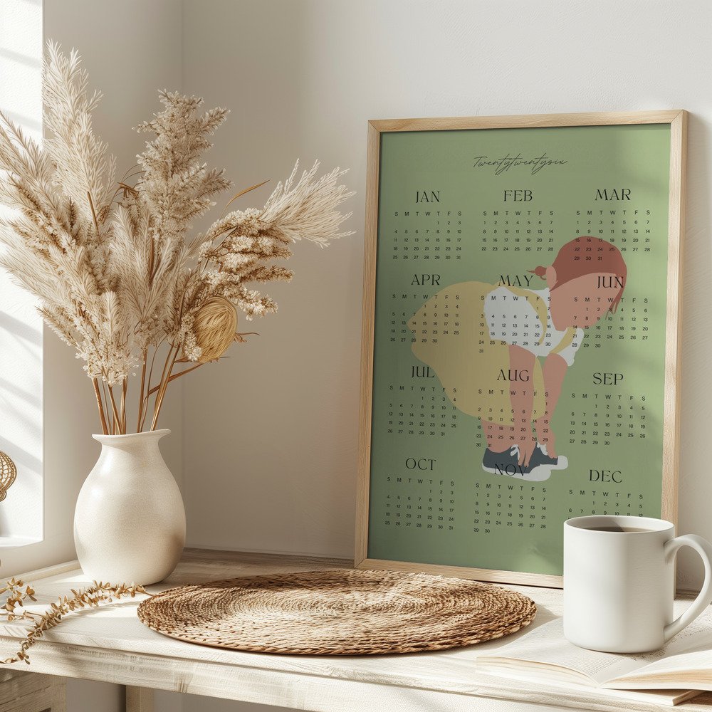 Minimalistischer Wandkalender 2026 von Tine Taler – das ganze Jahr auf einen Blick, mit verträumtem Mädchen im gelben Kleid auf pastellgrünem Hintergrund.