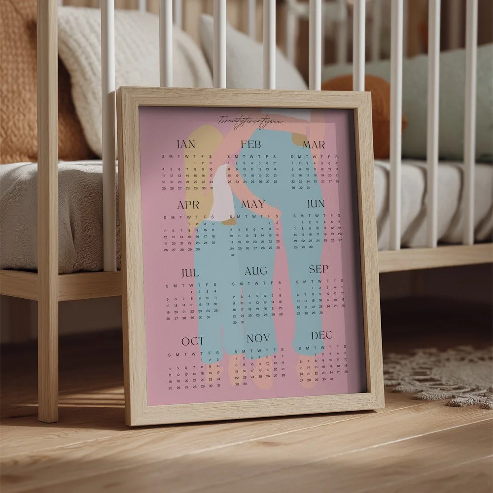 Minimalistischer Wandkalender 2026 von Tine Taler – das ganze Jahr auf einen Blick, mit Mama-Tochter-Motiv in Pastellfarben auf rosafarbenem Hintergrund.