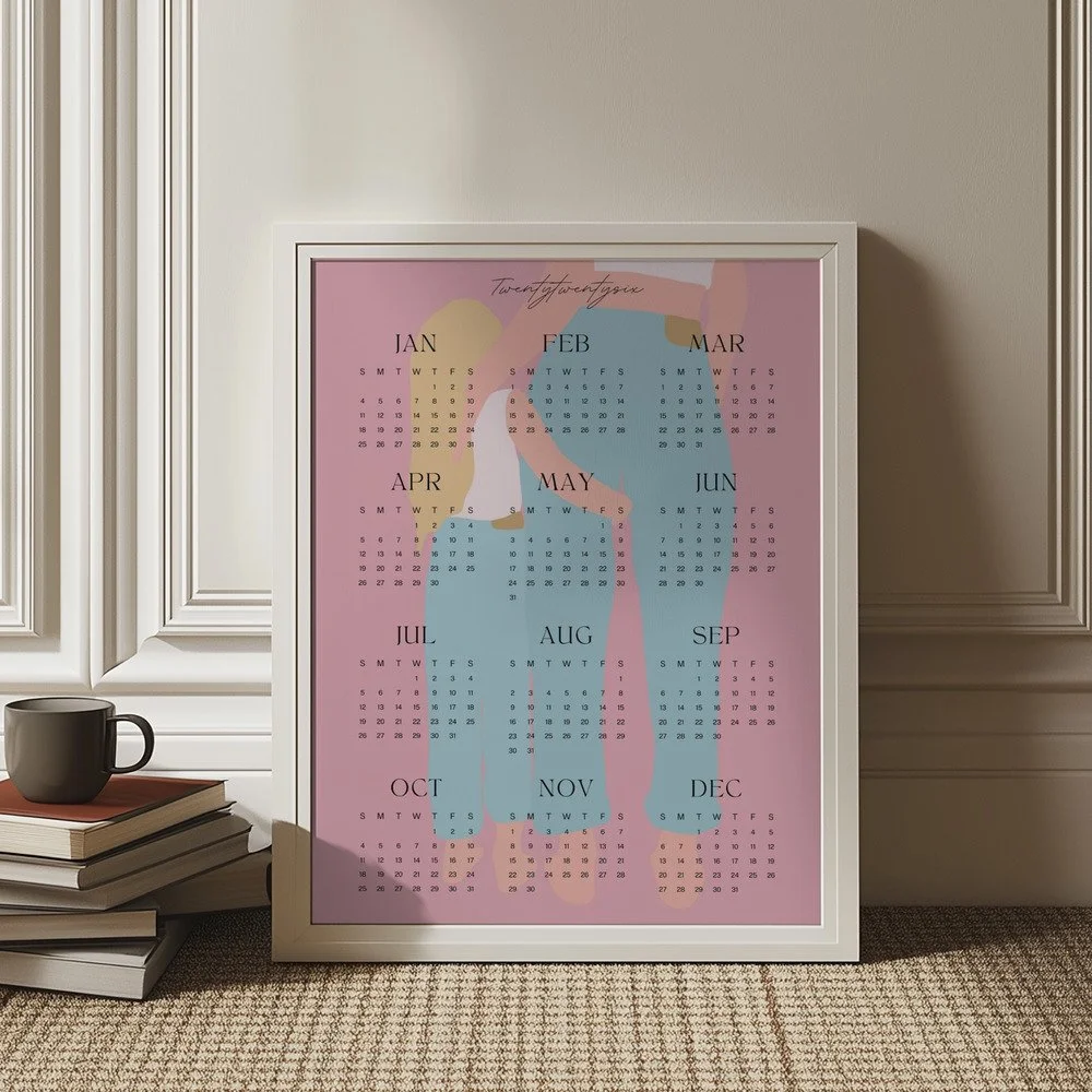 Minimalistischer Wandkalender 2026 von Tine Taler – das ganze Jahr auf einen Blick, mit Mama-Tochter-Motiv in Pastellfarben auf rosafarbenem Hintergrund.