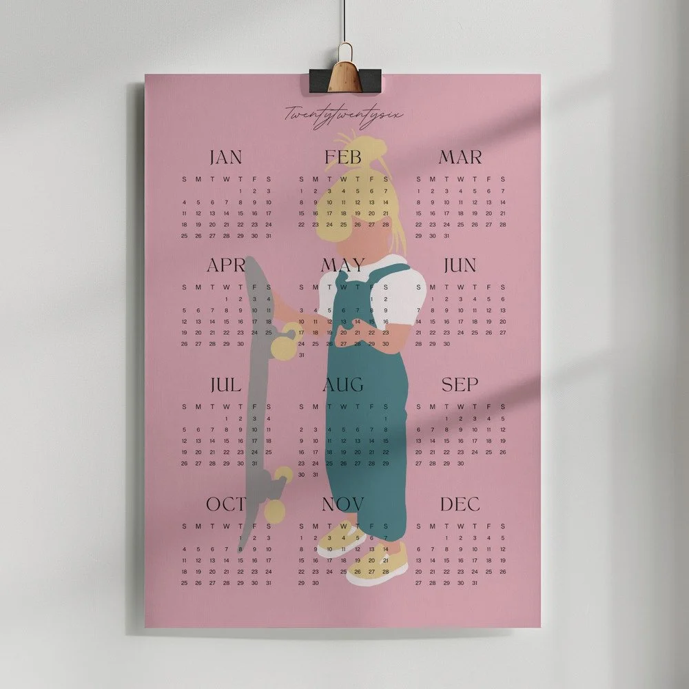 Minimalistischer Wandkalender 2026 von Tine Taler – das ganze Jahr auf einen Blick, mit Mädchen und Skateboard in Pastellfarben.