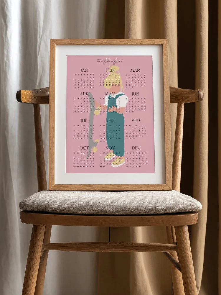 Minimalistischer Wandkalender 2026 von Tine Taler – das ganze Jahr auf einen Blick, mit Mädchen und Skateboard in Pastellfarben.