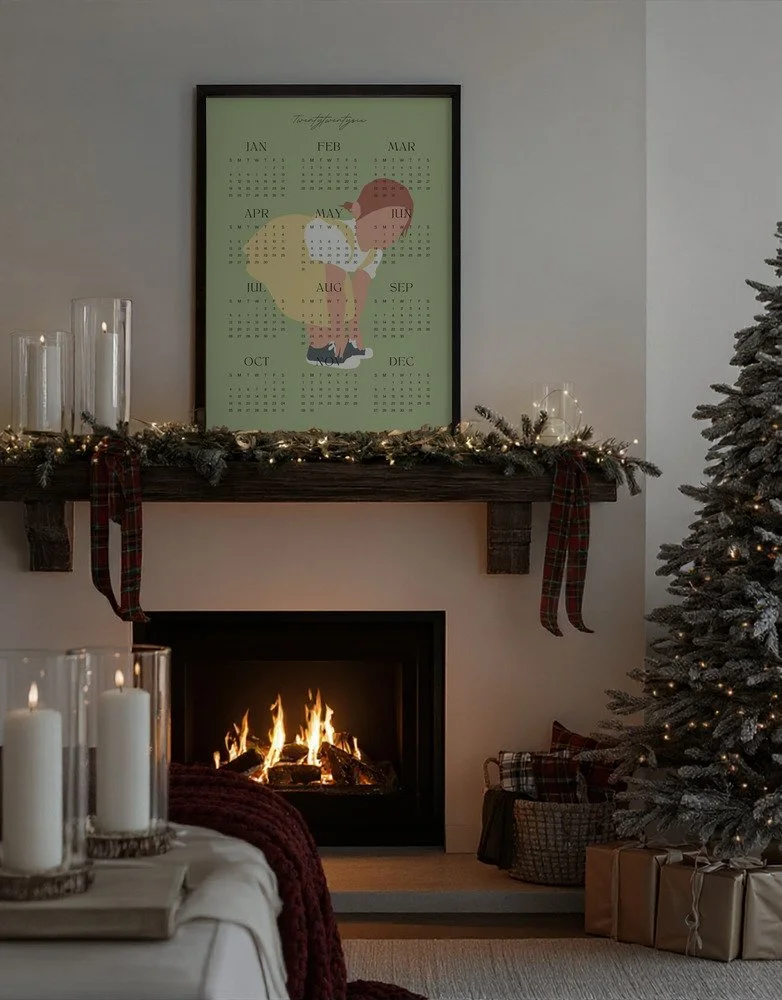 Minimalistischer Wandkalender 2026 von Tine Taler – das ganze Jahr auf einen Blick, mit verträumtem Mädchen im gelben Kleid auf pastellgrünem Hintergrund.