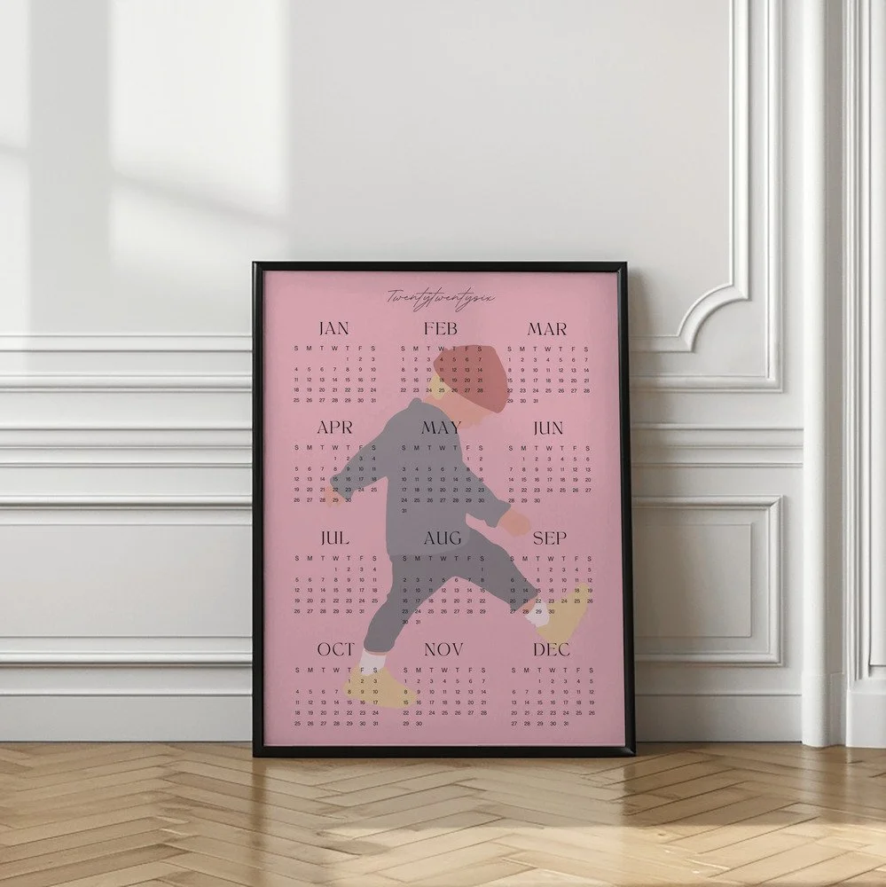 Minimalistischer Wandkalender 2026 in Rosa mit Tamo-Illustration – alle Monate auf einen Blick, stilvoll und liebevoll gestaltet.