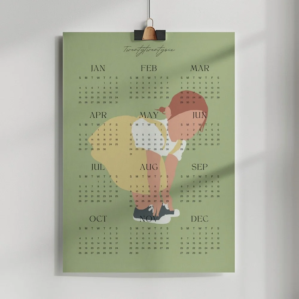 Minimalistischer Wandkalender 2026 von Tine Taler – das ganze Jahr auf einen Blick, mit verträumtem Mädchen im gelben Kleid auf pastellgrünem Hintergrund.