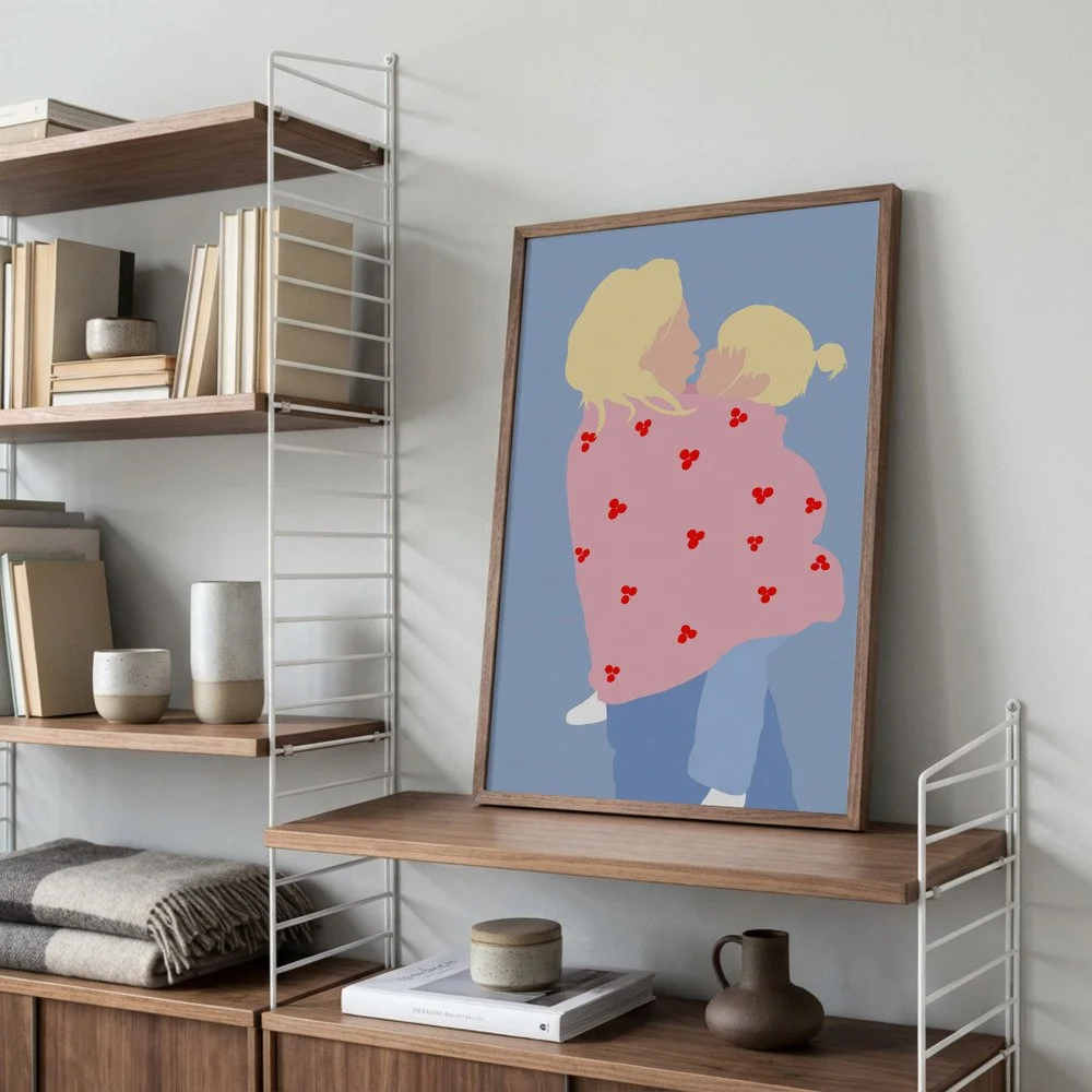 Zeitloser Art Print für Mütter im nordischen Design-Ambiente mit Keramikvasen und warmem Holz.