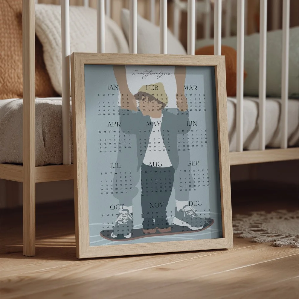 Minimalistischer Wandkalender 2026 von Tine Taler – das ganze Jahr auf einen Blick, mit Papa-Sohn-Motiv auf Skateboard in pastelligen Blautönen.