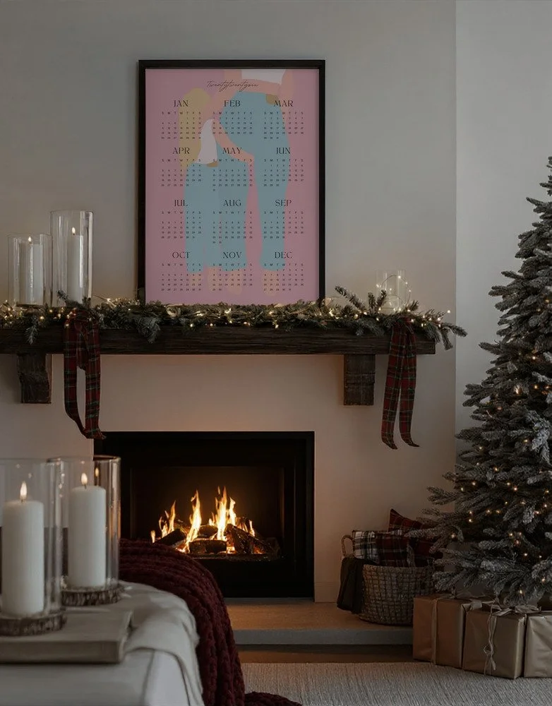 Minimalistischer Wandkalender 2026 von Tine Taler – das ganze Jahr auf einen Blick, mit Mama-Tochter-Motiv in Pastellfarben auf rosafarbenem Hintergrund.