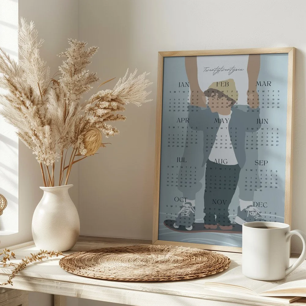 Minimalistischer Wandkalender 2026 von Tine Taler – das ganze Jahr auf einen Blick, mit Papa-Sohn-Motiv auf Skateboard in pastelligen Blautönen.