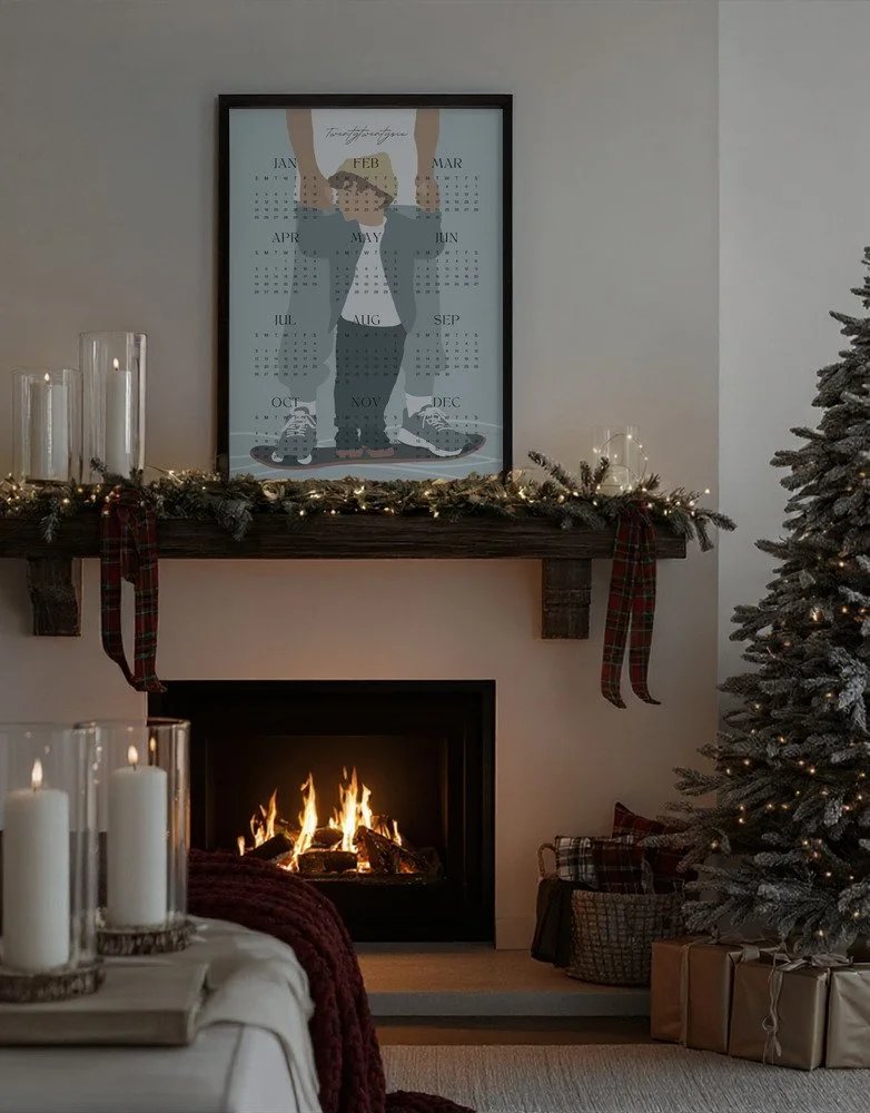 Minimalistischer Wandkalender 2026 von Tine Taler – das ganze Jahr auf einen Blick, mit Papa-Sohn-Motiv auf Skateboard in pastelligen Blautönen.