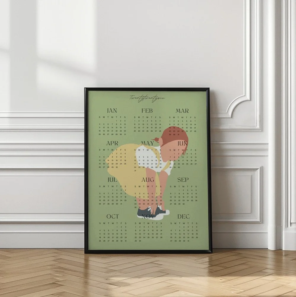 Minimalistischer Wandkalender 2026 von Tine Taler – das ganze Jahr auf einen Blick, mit verträumtem Mädchen im gelben Kleid auf pastellgrünem Hintergrund.