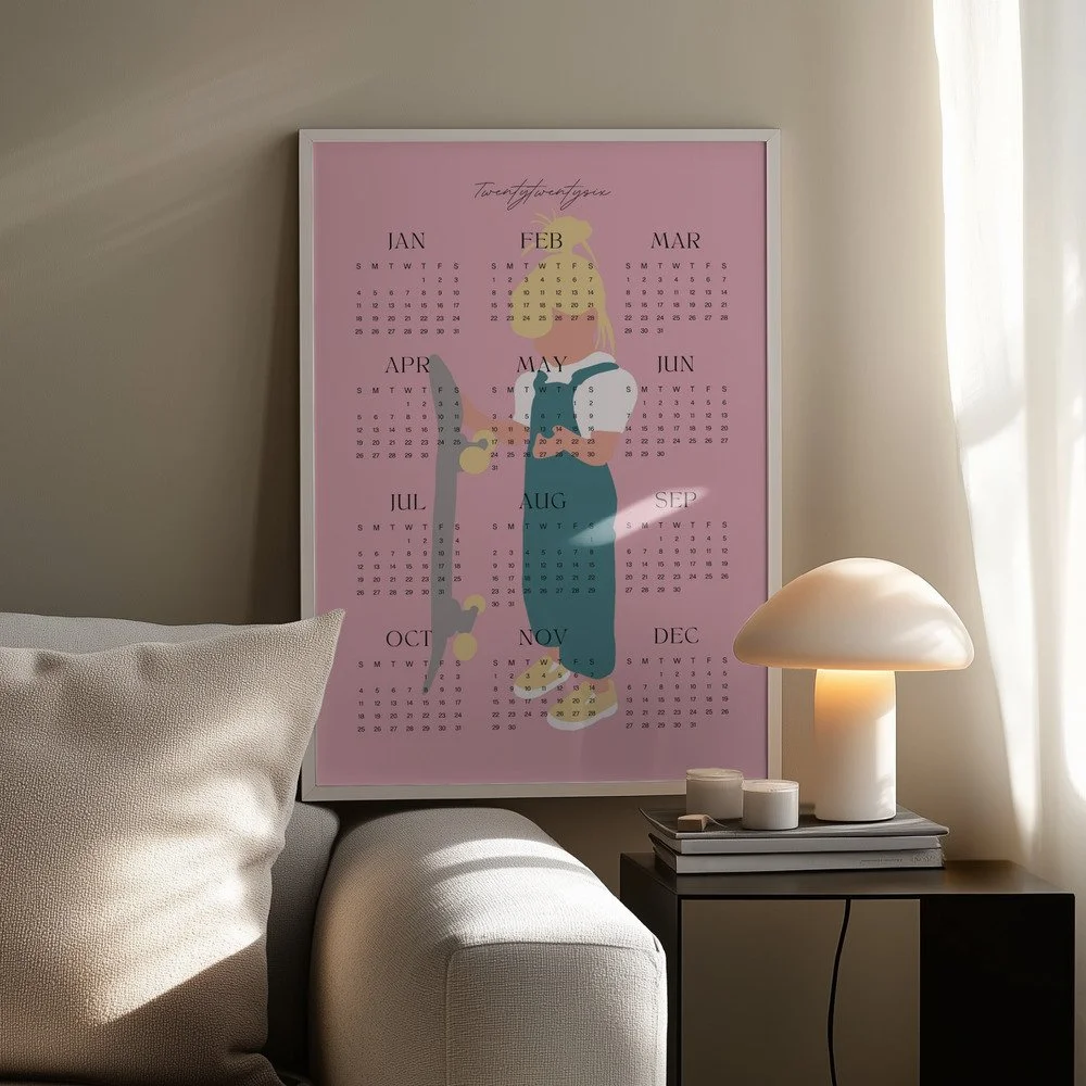 Minimalistischer Wandkalender 2026 von Tine Taler – das ganze Jahr auf einen Blick, mit Mädchen und Skateboard in Pastellfarben.