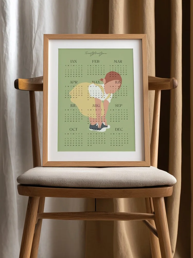 Minimalistischer Wandkalender 2026 von Tine Taler – das ganze Jahr auf einen Blick, mit verträumtem Mädchen im gelben Kleid auf pastellgrünem Hintergrund.