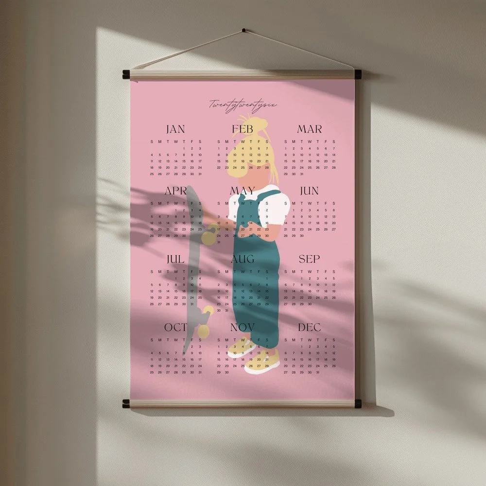 Minimalistischer Wandkalender 2026 von Tine Taler – das ganze Jahr auf einen Blick, mit Mädchen und Skateboard in Pastellfarben.