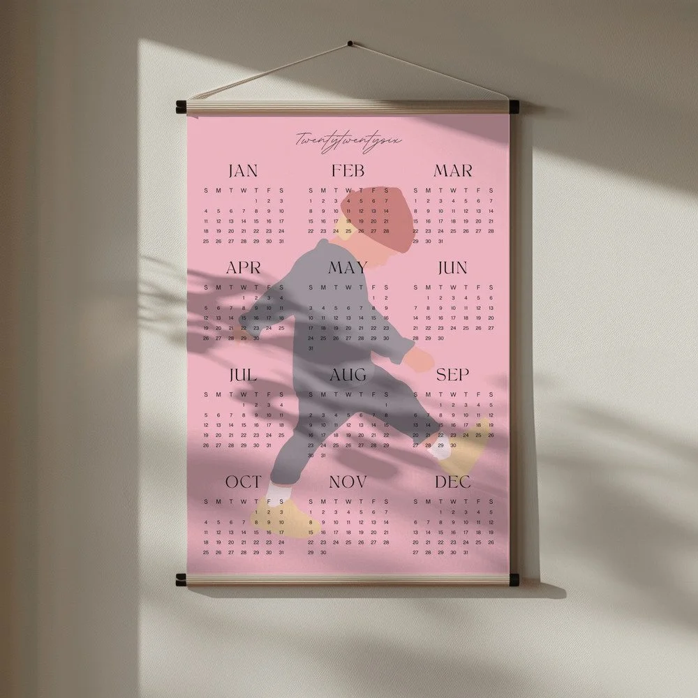Minimalistischer Wandkalender 2026 in Rosa mit Tamo-Illustration – alle Monate auf einen Blick, stilvoll und liebevoll gestaltet.