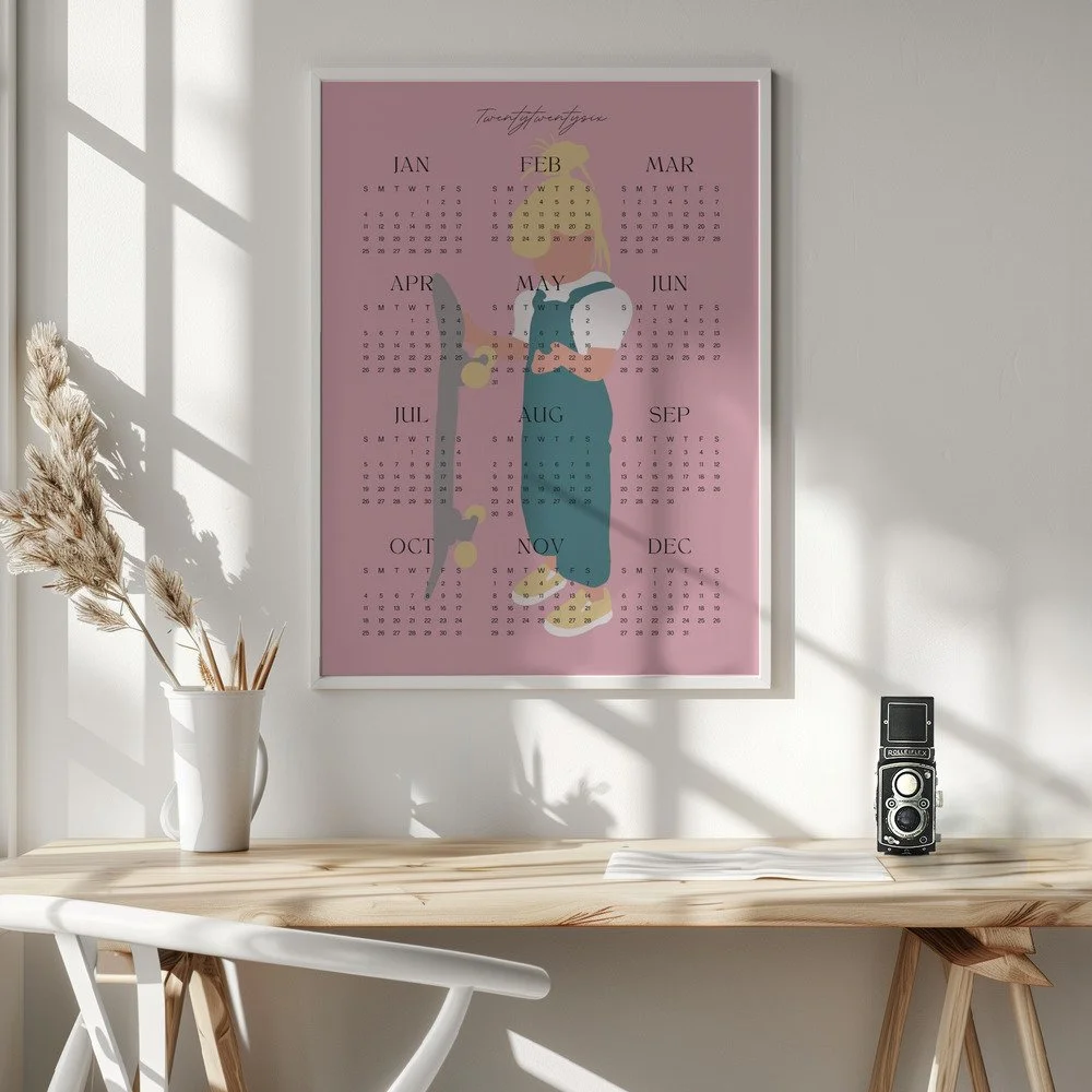 Minimalistischer Wandkalender 2026 von Tine Taler – das ganze Jahr auf einen Blick, mit Mädchen und Skateboard in Pastellfarben.