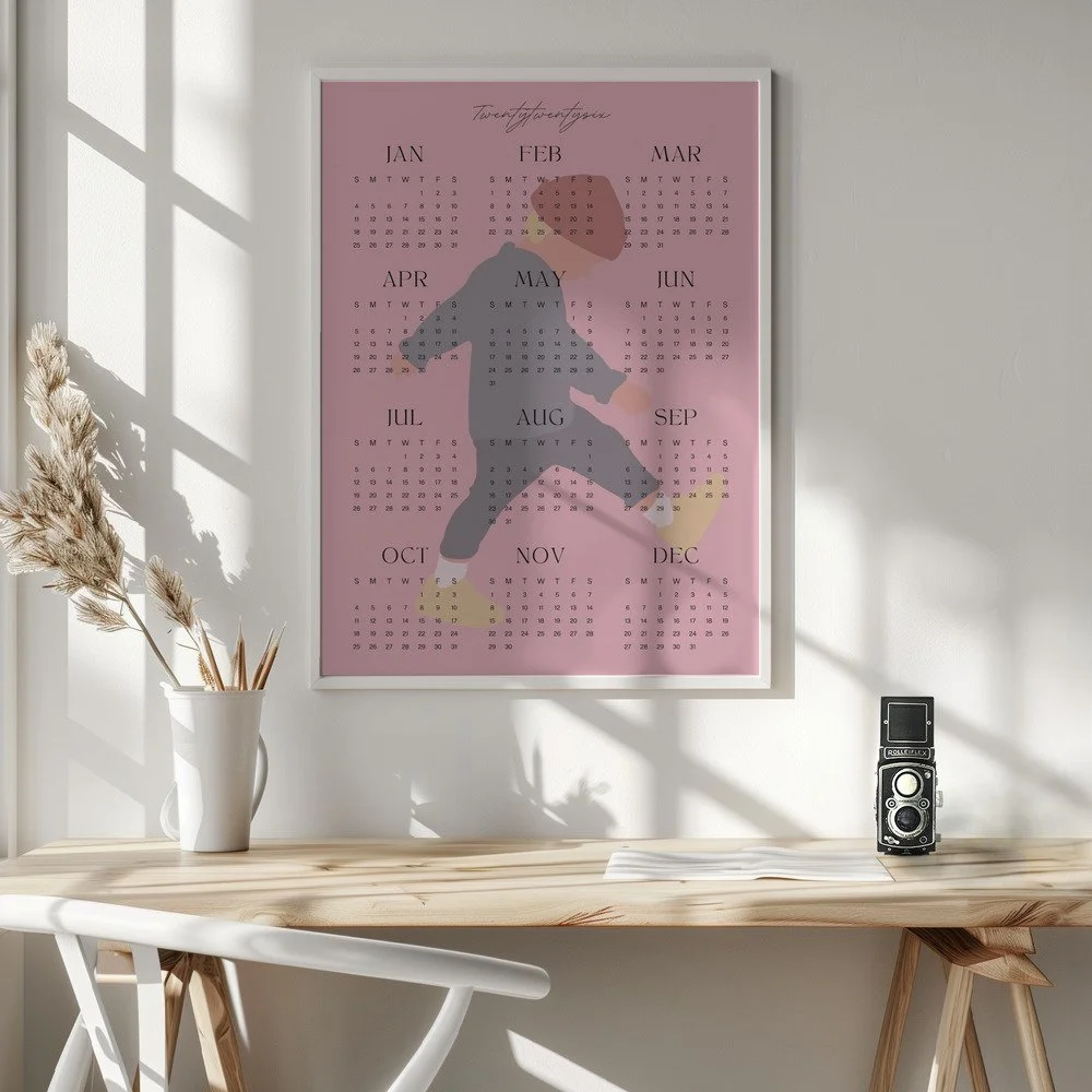Minimalistischer Wandkalender 2026 in Rosa mit Tamo-Illustration – alle Monate auf einen Blick, stilvoll und liebevoll gestaltet.