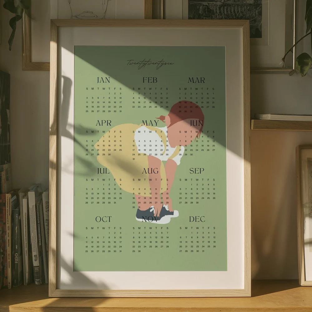 Minimalistischer Wandkalender 2026 von Tine Taler – das ganze Jahr auf einen Blick, mit verträumtem Mädchen im gelben Kleid auf pastellgrünem Hintergrund.