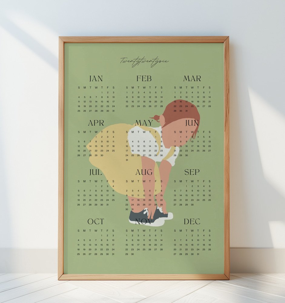 Minimalistischer Wandkalender 2026 von Tine Taler – das ganze Jahr auf einen Blick, mit verträumtem Mädchen im gelben Kleid auf pastellgrünem Hintergrund.