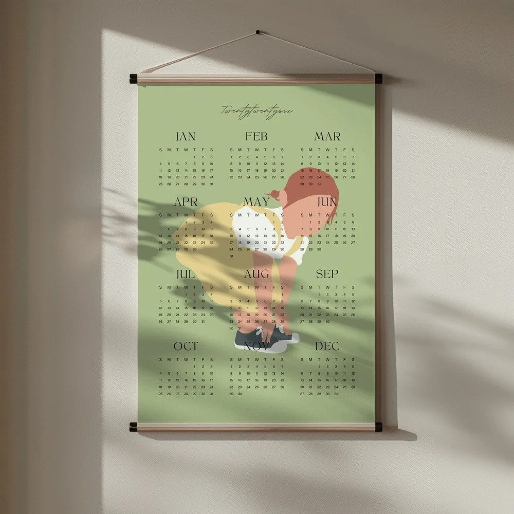 Minimalistischer Wandkalender 2026 von Tine Taler – das ganze Jahr auf einen Blick, mit verträumtem Mädchen im gelben Kleid auf pastellgrünem Hintergrund.