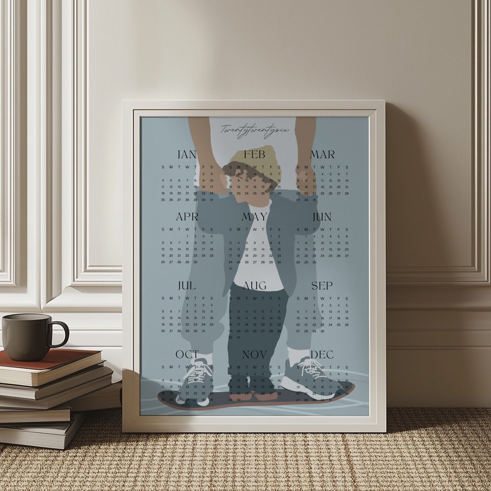 Minimalistischer Wandkalender 2026 von Tine Taler – das ganze Jahr auf einen Blick, mit Papa-Sohn-Motiv auf Skateboard in pastelligen Blautönen.