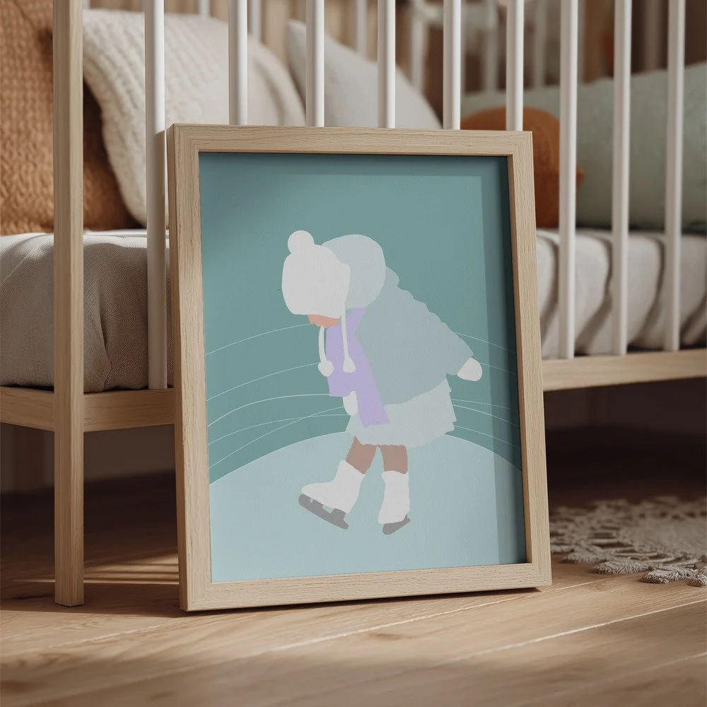 Kinderillustration von Liv, wie sie erste Schritte auf dem Eis macht. Pastell-Kunstdruck fürs Kinderzimmer.