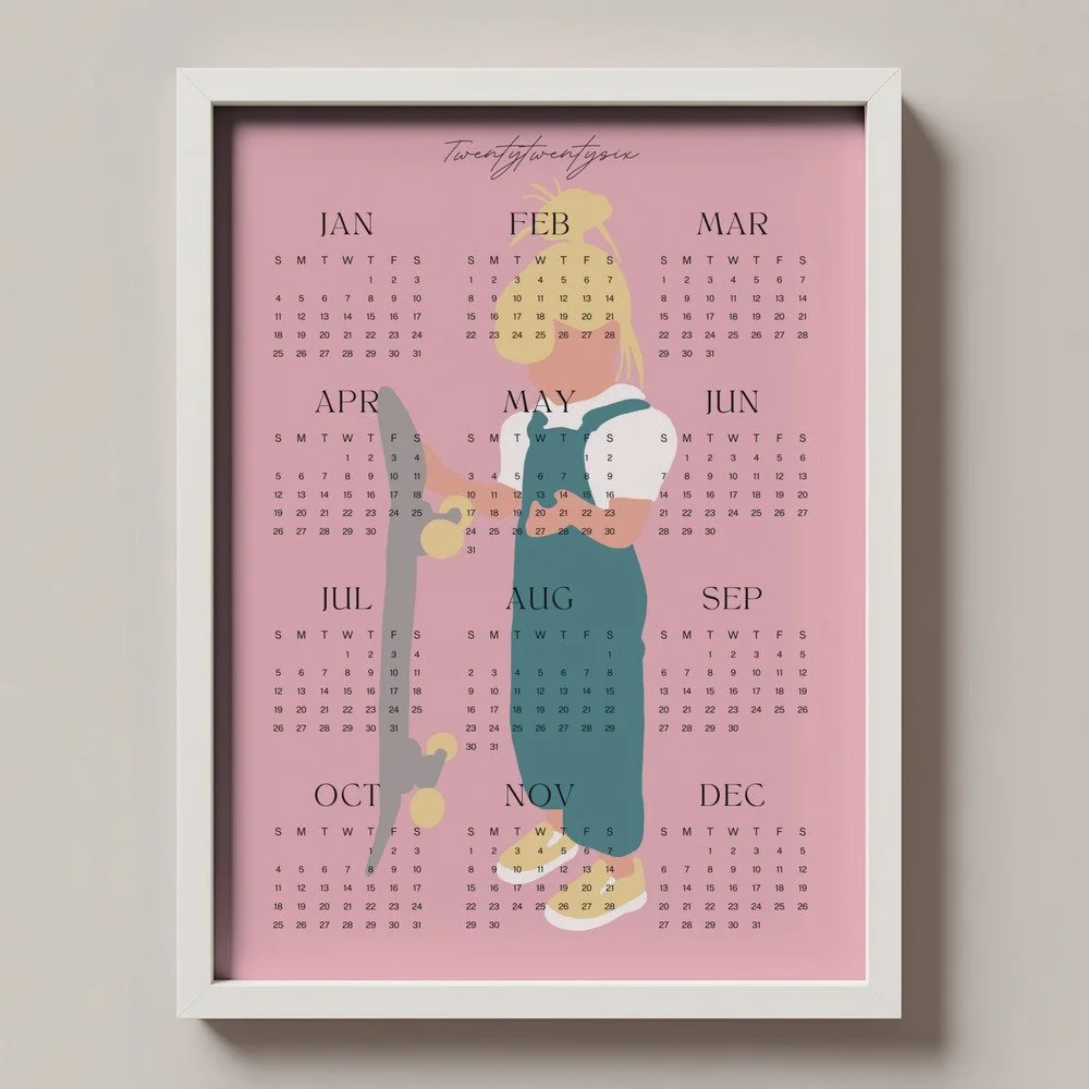 Minimalistischer Wandkalender 2026 von Tine Taler – das ganze Jahr auf einen Blick, mit Mädchen und Skateboard in Pastellfarben.
