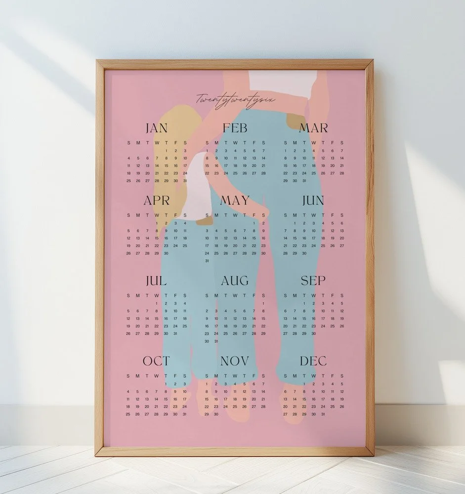 Minimalistischer Wandkalender 2026 von Tine Taler – das ganze Jahr auf einen Blick, mit Mama-Tochter-Motiv in Pastellfarben auf rosafarbenem Hintergrund.