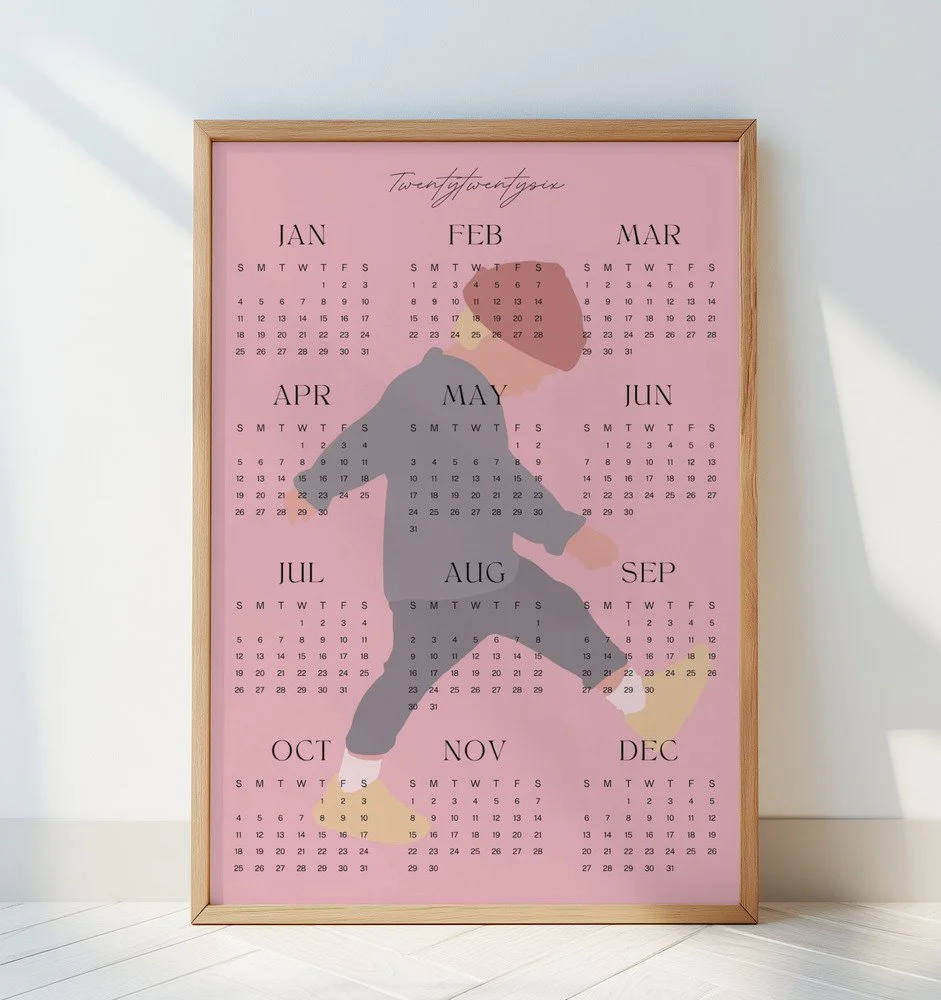 Minimalistischer Wandkalender 2026 in Rosa mit Tamo-Illustration – alle Monate auf einen Blick, stilvoll und liebevoll gestaltet.