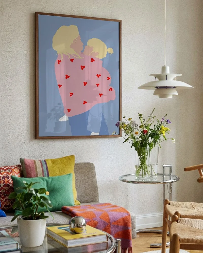 „Mini Me Love“ Poster als Geschenk zum Muttertag im farbenfrohen Wohnraum.