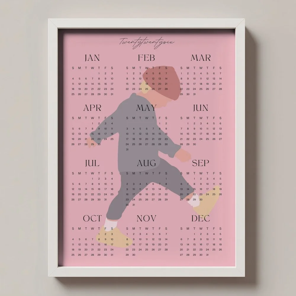 Minimalistischer Wandkalender 2026 in Rosa mit Tamo-Illustration – alle Monate auf einen Blick, stilvoll und liebevoll gestaltet.