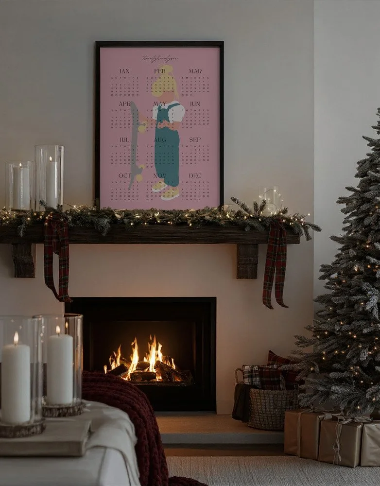 Minimalistischer Wandkalender 2026 von Tine Taler – das ganze Jahr auf einen Blick, mit Mädchen und Skateboard in Pastellfarben.