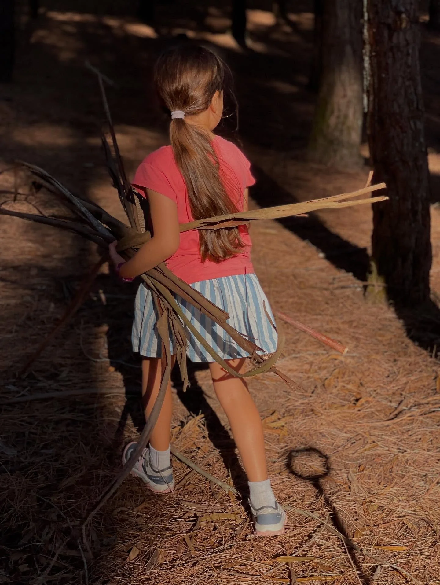 🐌🌳 Nestes primeiros encontros do Rewilding Club abrimos caminho na floresta, pint&aacute;mos a nossa bandeira e demos voz a cada crian&ccedil;a atrav&eacute;s de sons, cores e jogos selvagens. Entre m&atilde;os sujas de terra, risos e descobertas, 