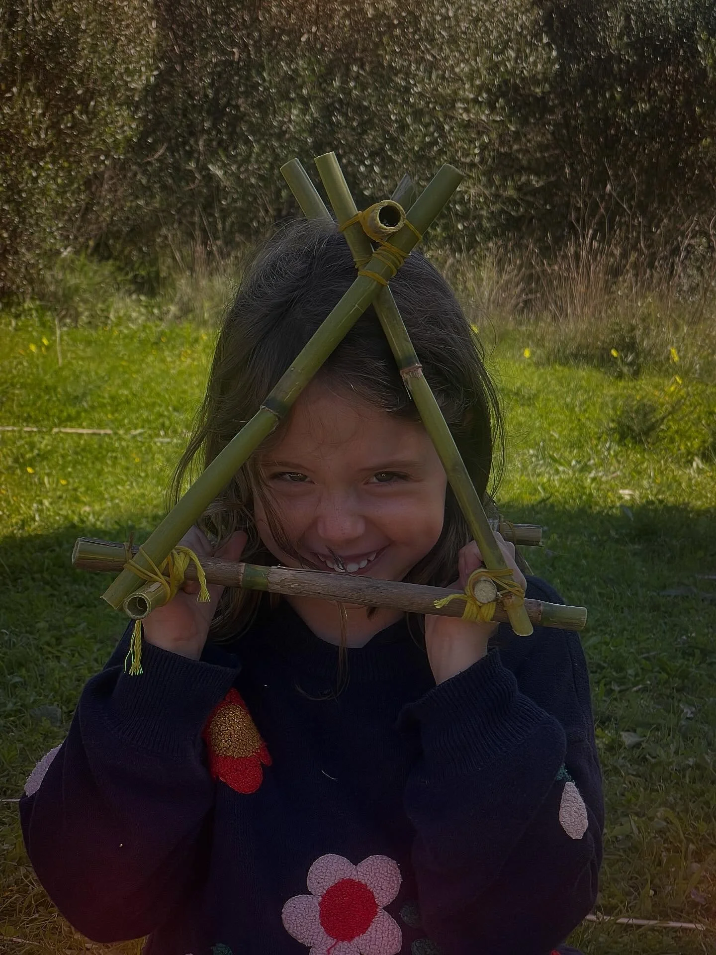 F&eacute;rias na Floresta &mdash; Especial de Carnaval! 🥁🎭
Entre ru&iacute;nas antigas pass&aacute;mos dois dias de meia-esta&ccedil;&atilde;o a construir, desenhar, cozinhar, trabalhar com ferramentas, brincar e ouvir hist&oacute;rias. Foram tamb&