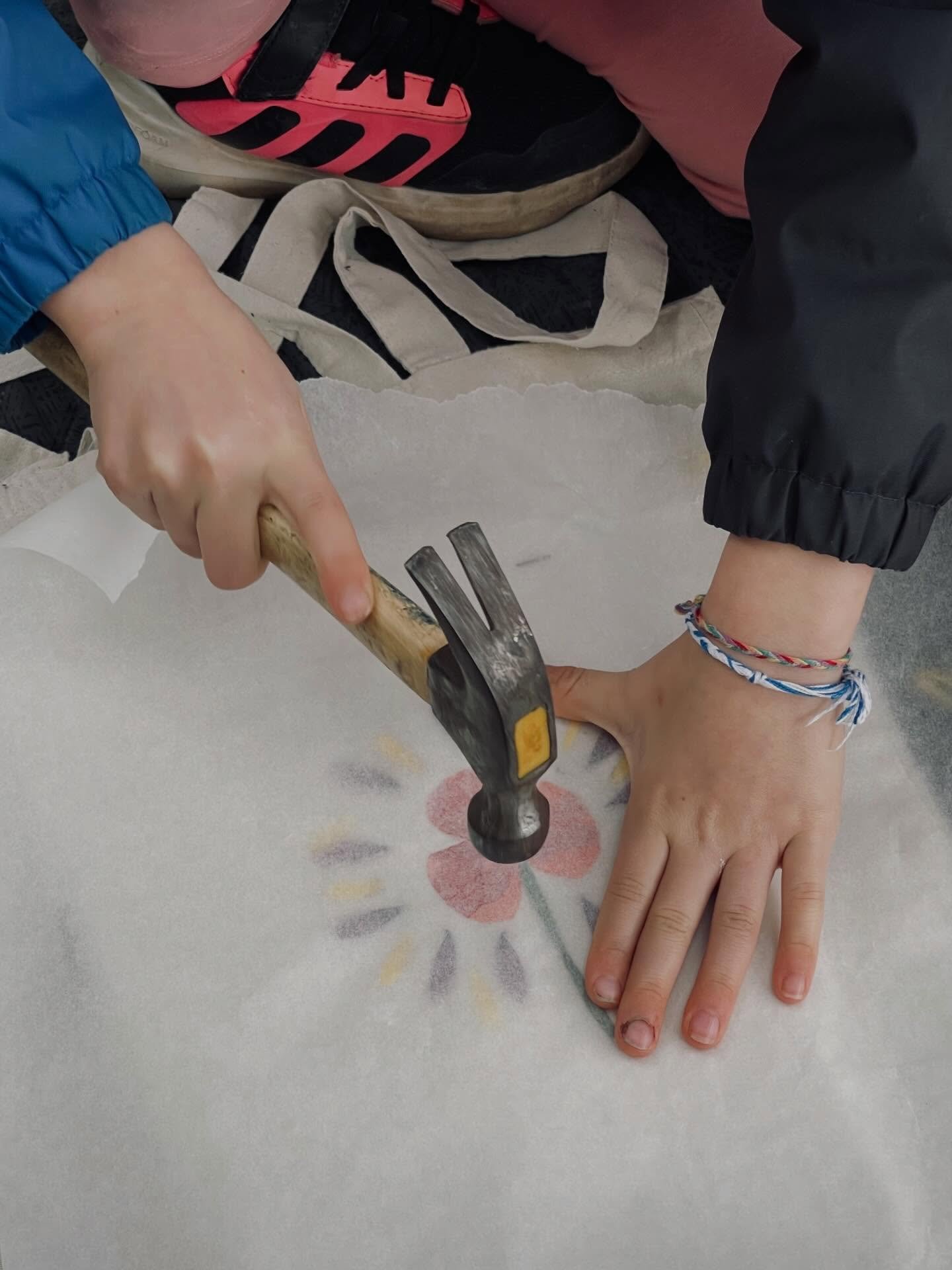 Ostara acordou! 🌸 E com ela, muita cor e alegria. Para agradecer fizemos-lhe uma oferenda e cantamos-lhe uma can&ccedil;&atilde;o de bater o p&eacute; 🐇

Queres aprender a can&ccedil;&atilde;o? Comenta Ostara, e n&oacute;s enviamos-te um link! 🪺