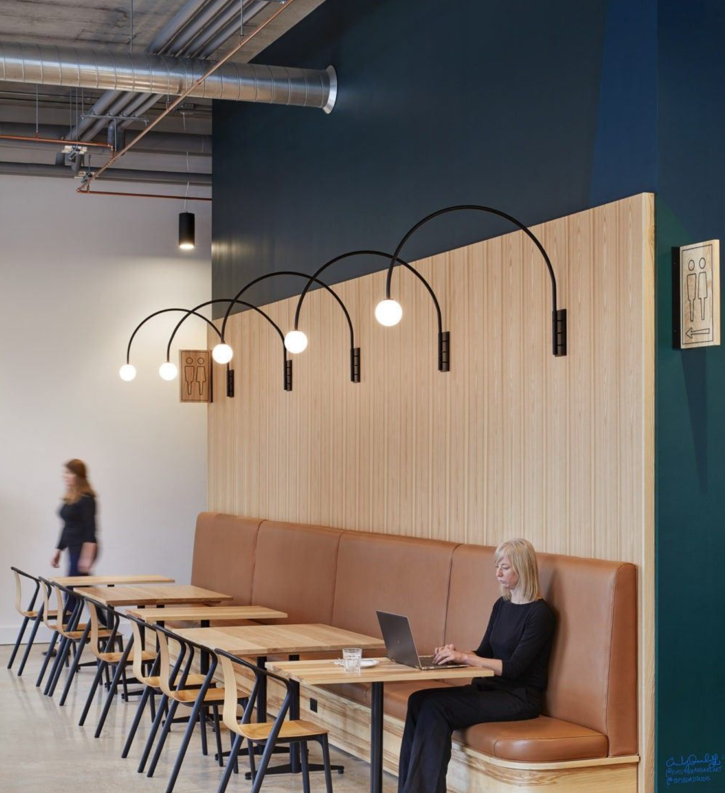 Aménagement d'un espace type café, restauration à l'ambiance sombre et sereine