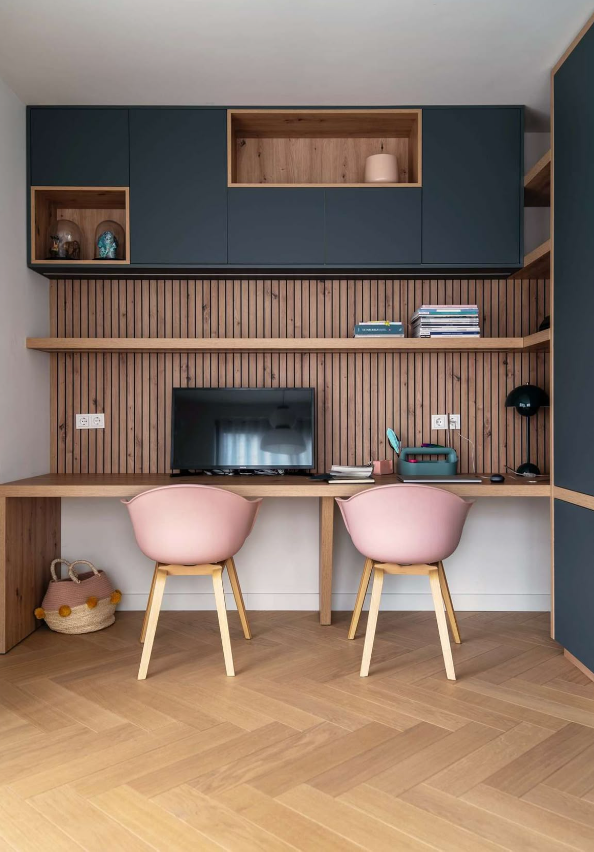 Bureaux audacieux aux teintes mariées, fonctionnel joyeux