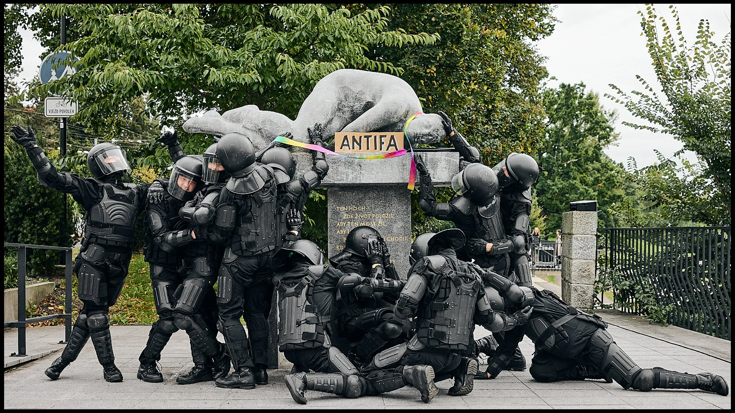 Statue antifa.jpg