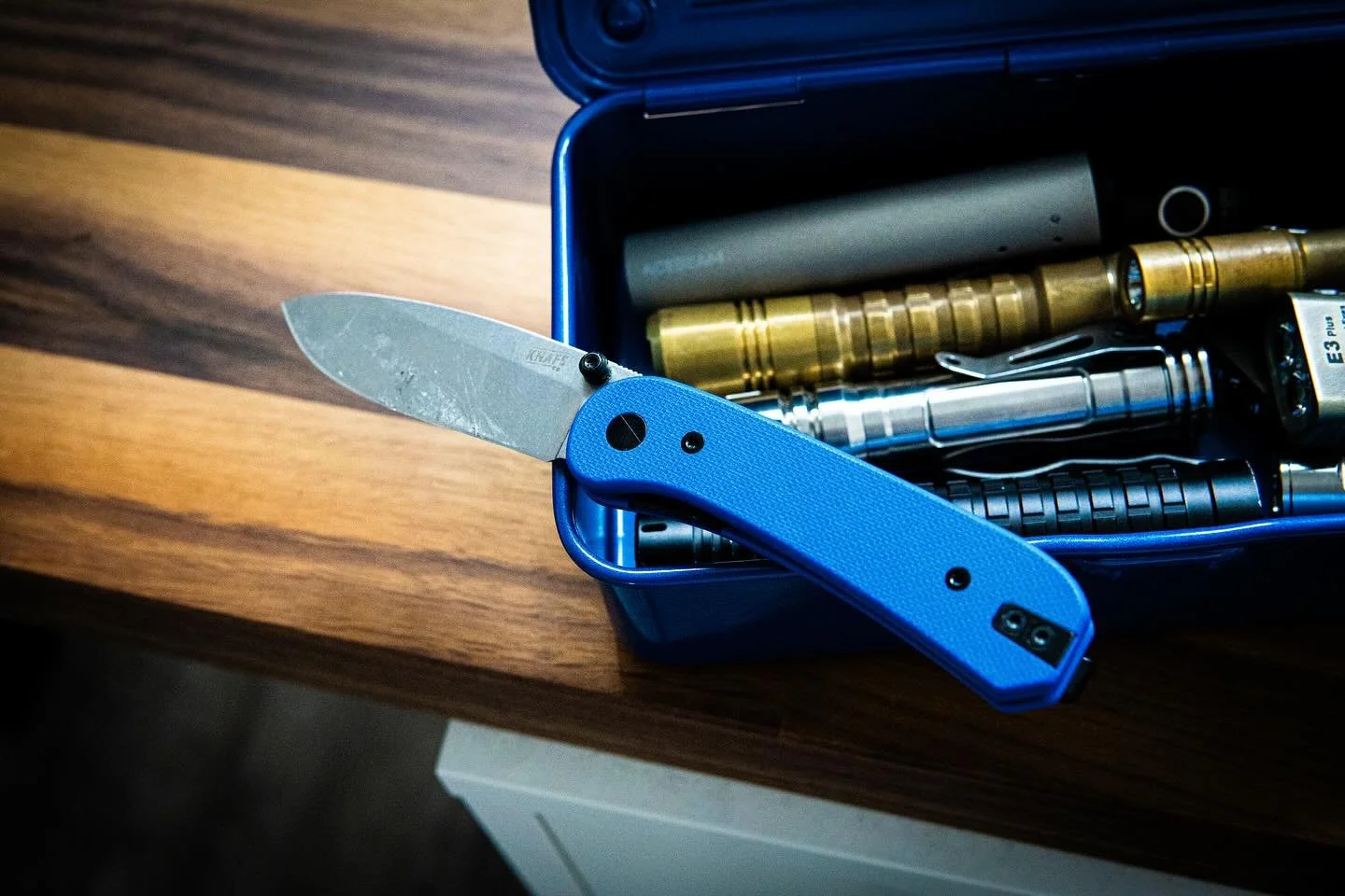 Feeling blue? Not with the @knafs_co Lander 1 in hand!

This thing&rsquo;s been an absolute workhorse lately, rugged, practical, and surprisingly satisfying to carry. Pocket time well earned. 💙🔪
.
.
.
#everydaycarry #everydaycarrygear #edc #edcgear