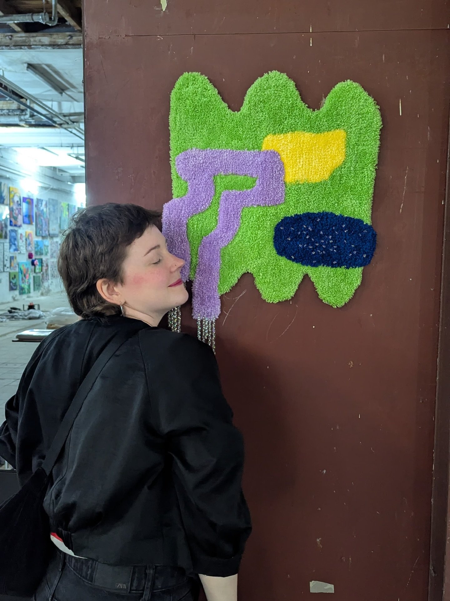 Heeeeey in 2025 showed my works in 3 exhibitions and I am very proud, cause exhibiting is a rollercoaster 🎢. One of them was @haam.hamburg in September, around my birthday. I showed some paintings and my first wallcarpet &bdquo;Ugandensaft&ldquo;. I