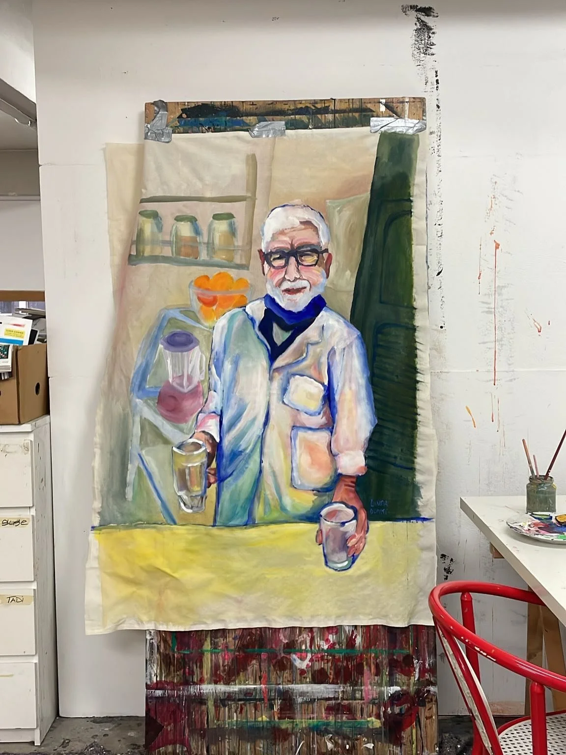 Some weeks ago I finished this painting of Aam Hssine (Onkel Hassine). He makes juices in rue du tamis next to the zitouna mosque. When I am in the medina of tunis I always want to pass by and look at all the details in his juice shop.
This is also s
