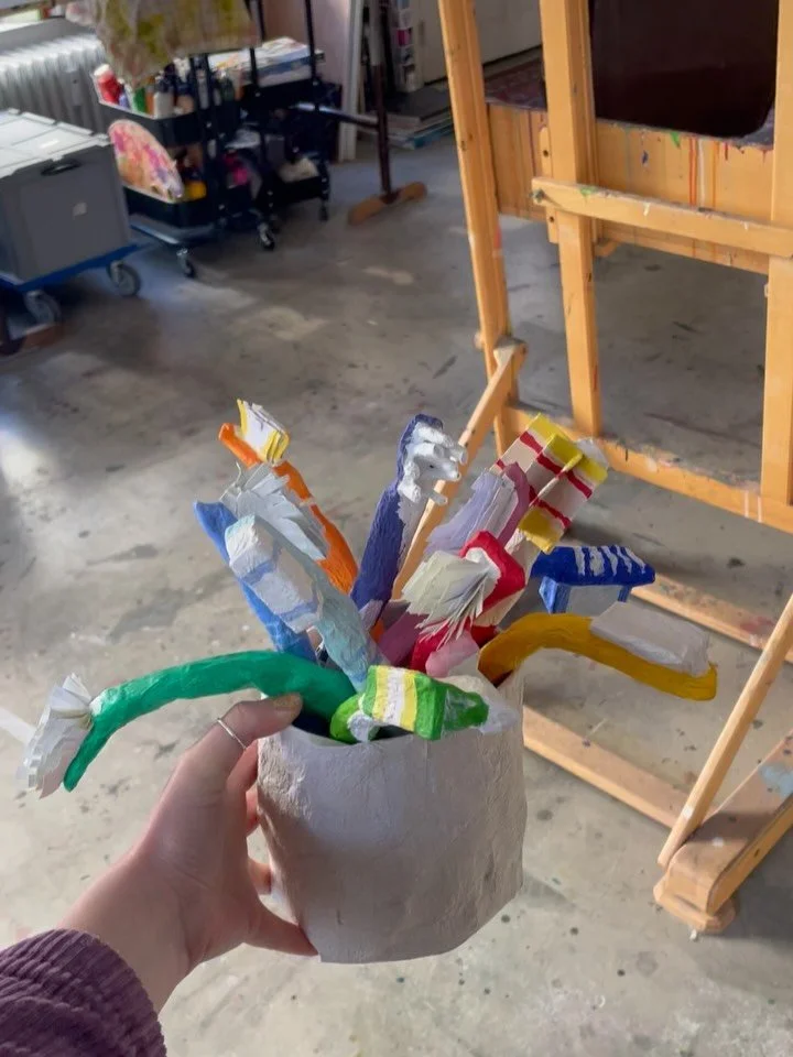 I am still working on &bdquo;Fatmas 12 toothbrushes&ldquo; made out of paper. Some projects just take time. I wanted them to look like a colorful flower bouquet. 12 flowers for her. GREETINGS from Hamburg to you!