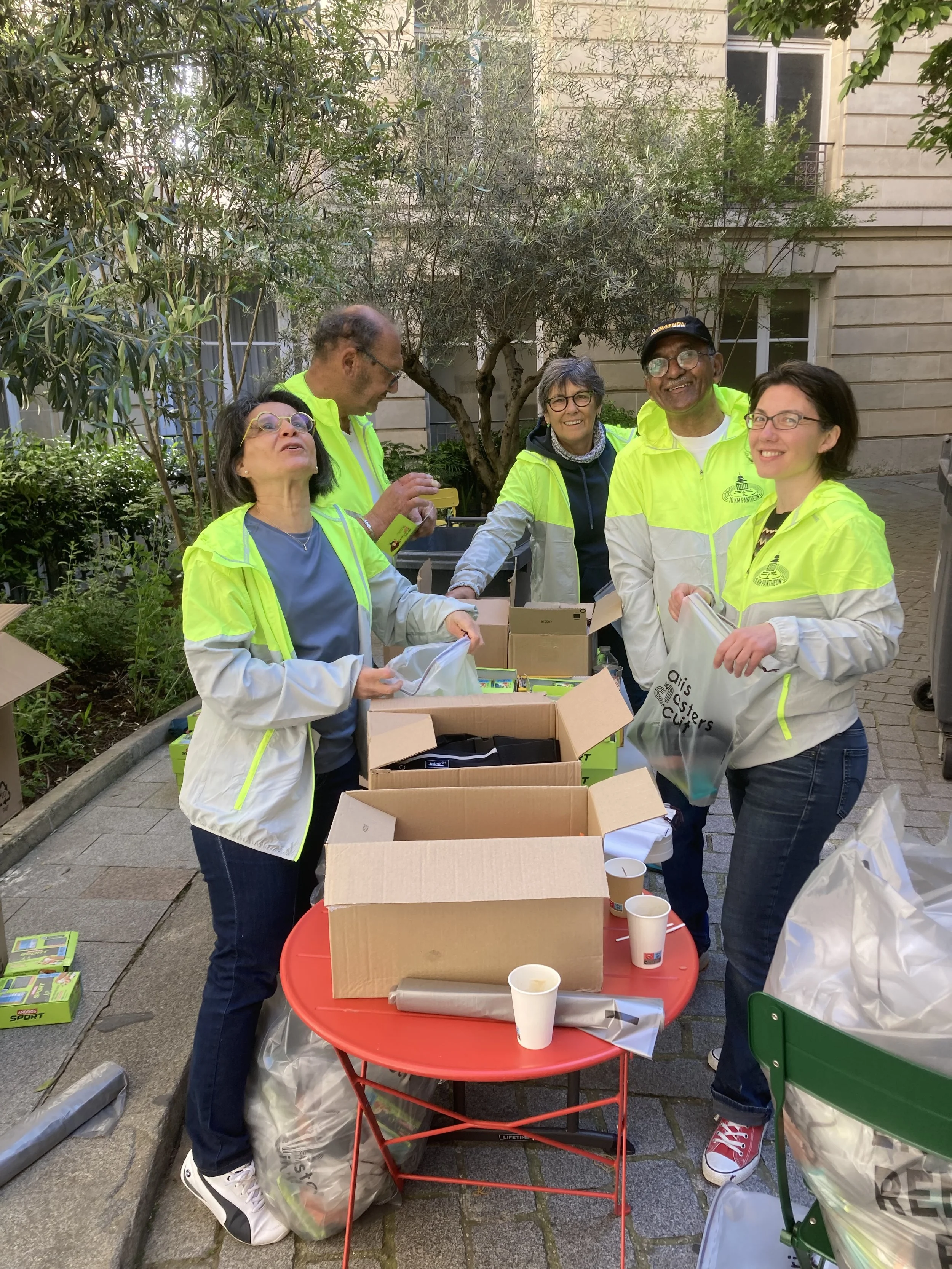 Préparation des sacs de ravitaillement (dans la bonne humeur), cour Jacques Chirac