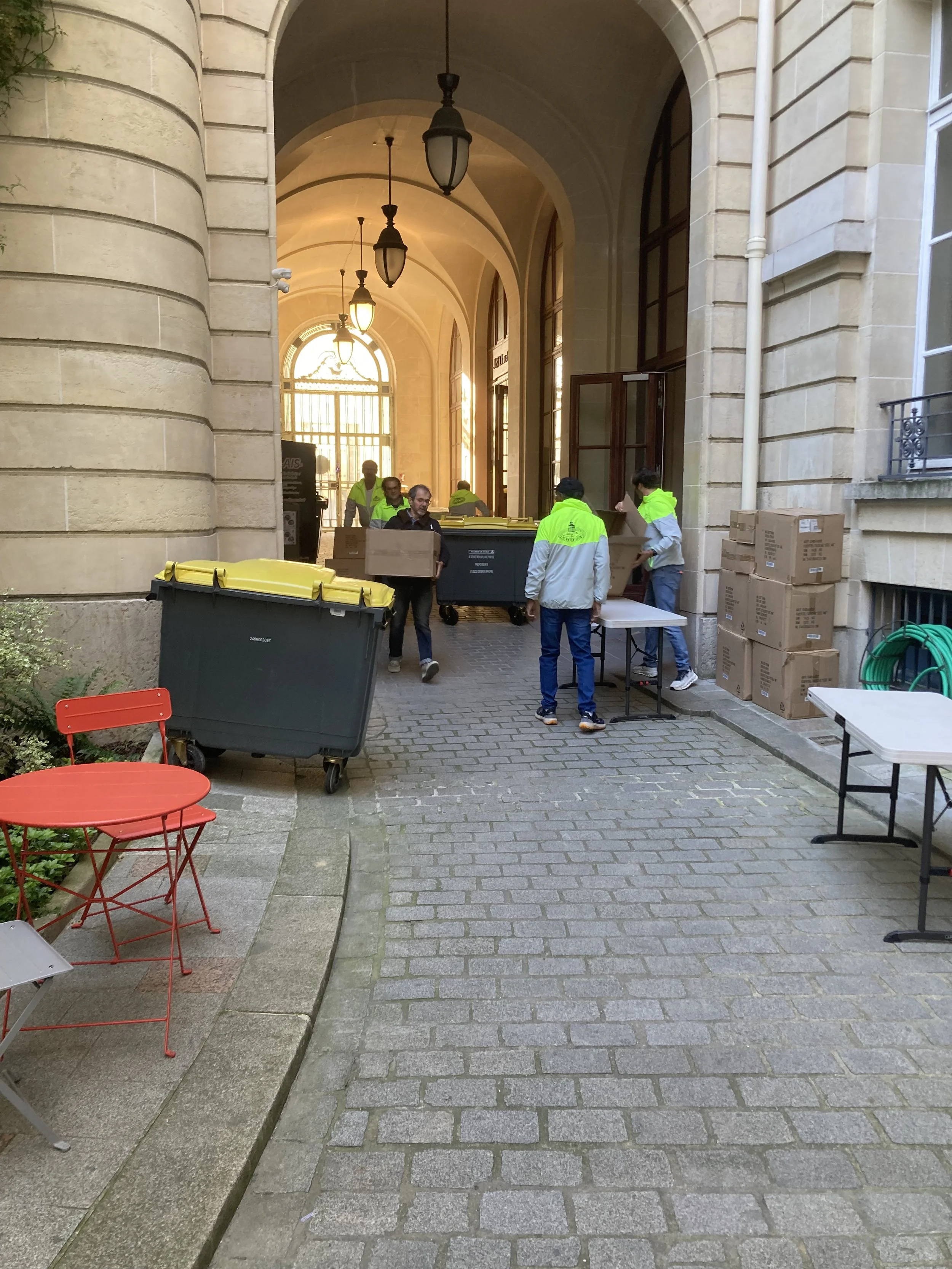 Bourdonnement d’activité dans l’agora Jacqueline de Romilly
