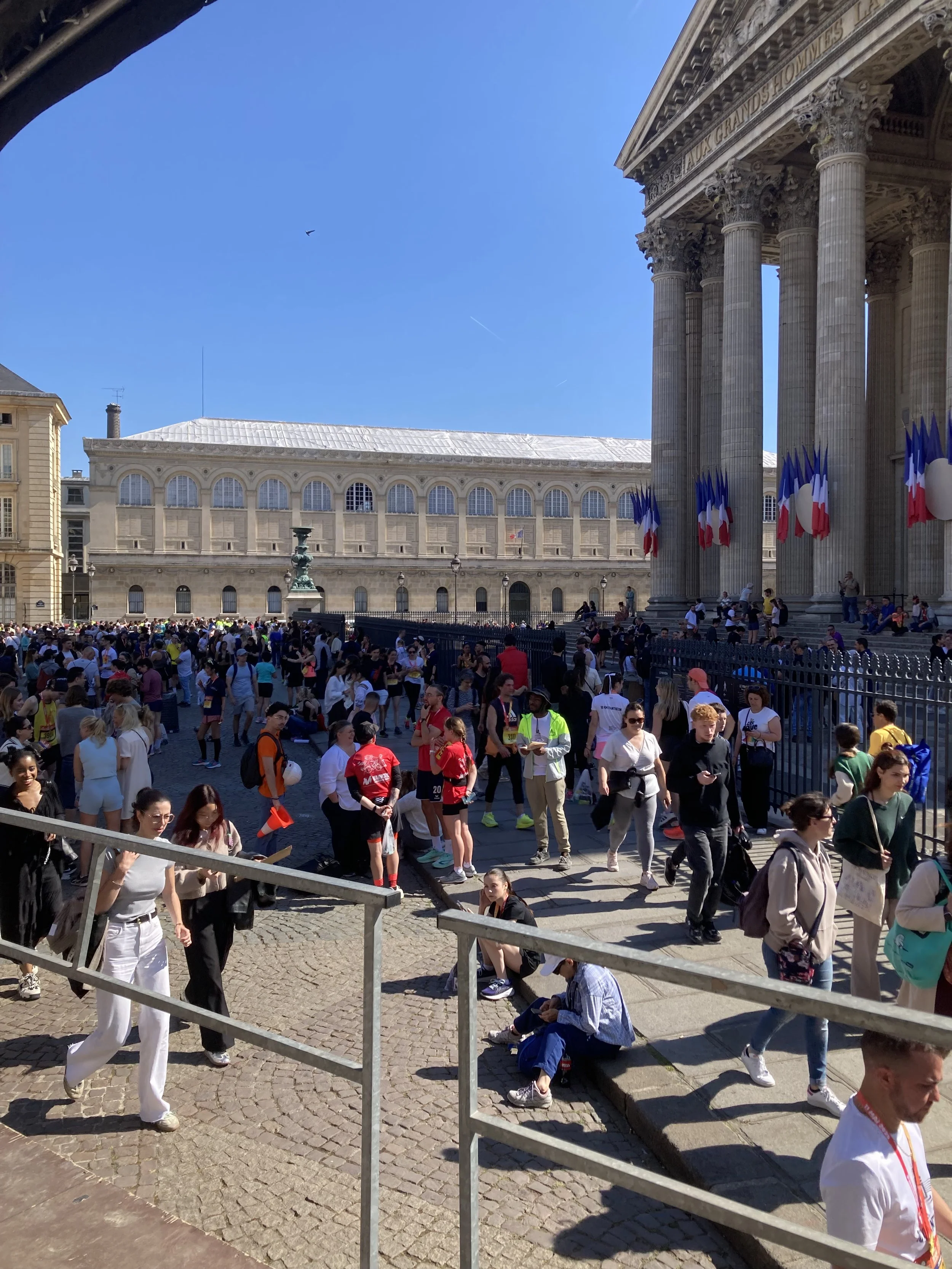 Foule sur le parvis du Panthéon