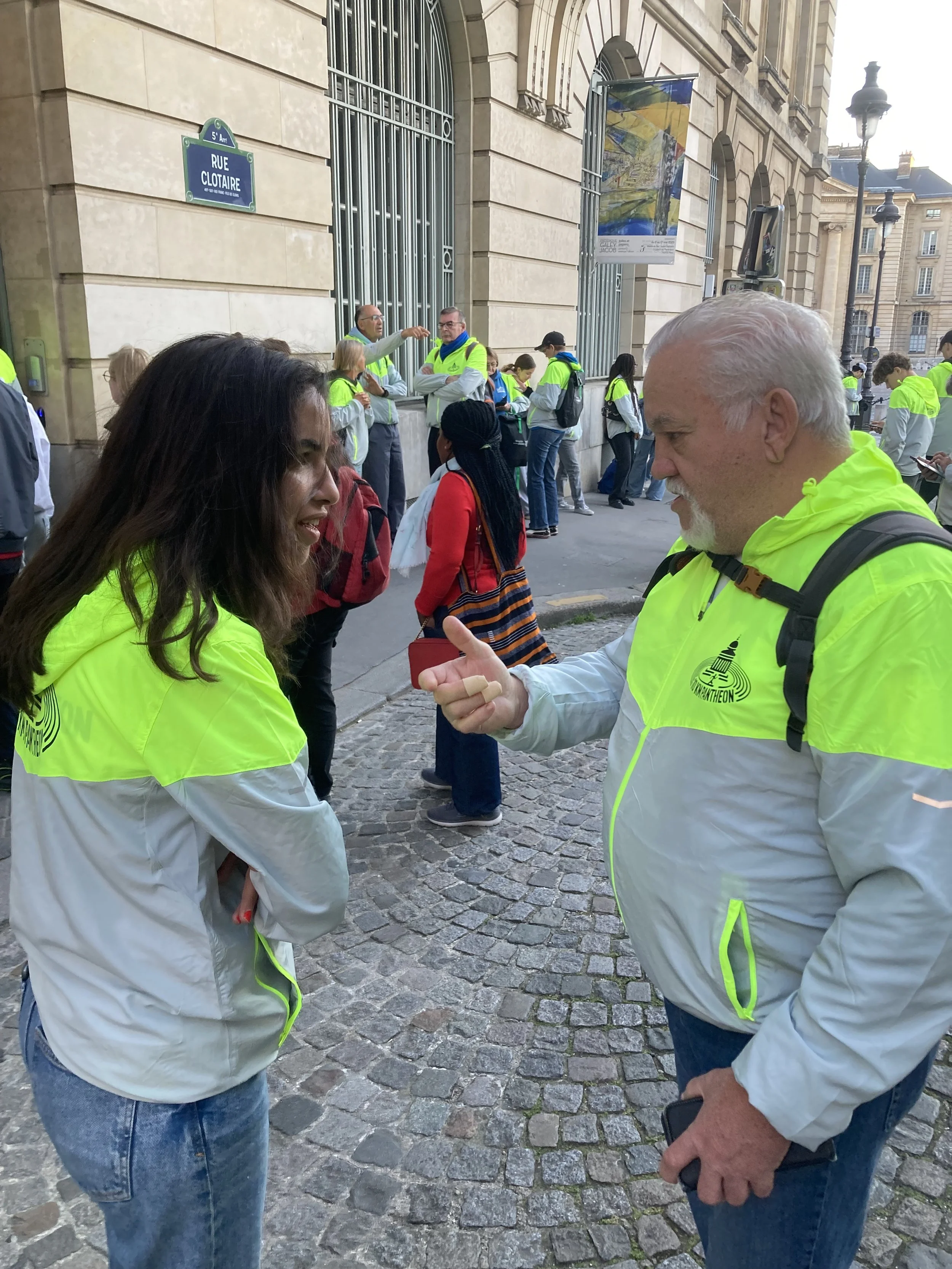 Sabrina en conversation avec un élément clef