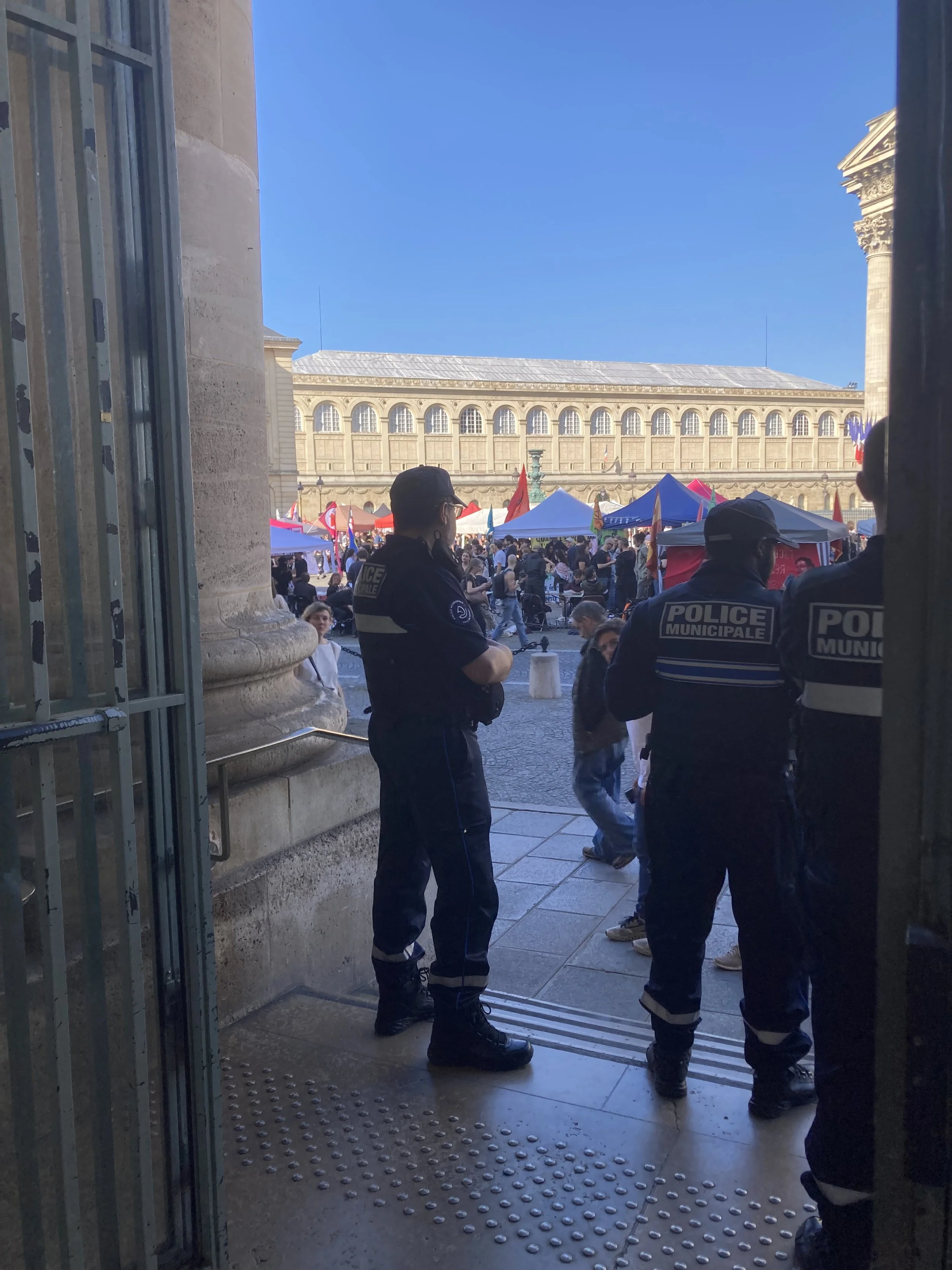 Police municipale sécurisant la mairie