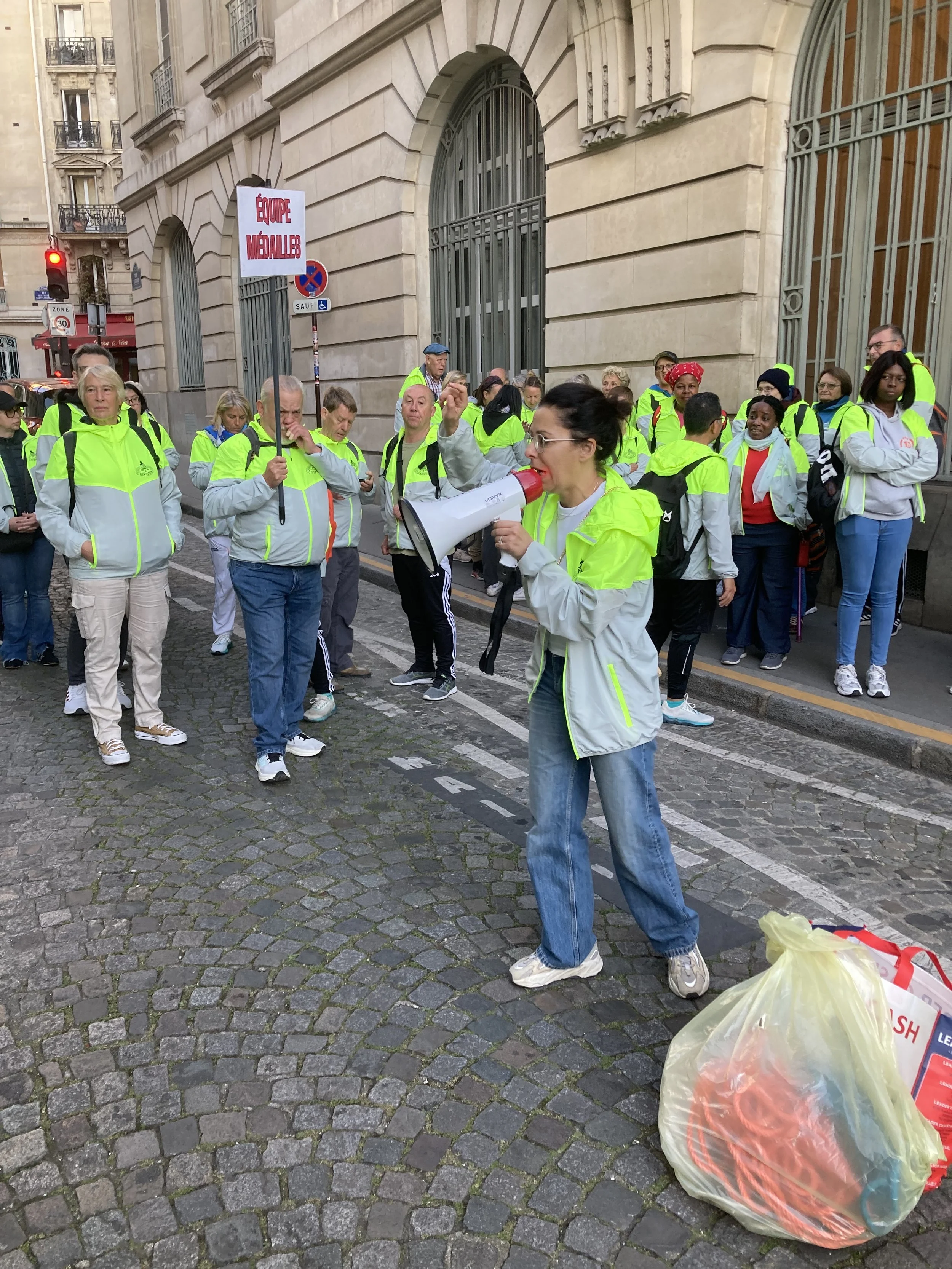 Liza distribue les consignes aux différentes équipes de bénévoles