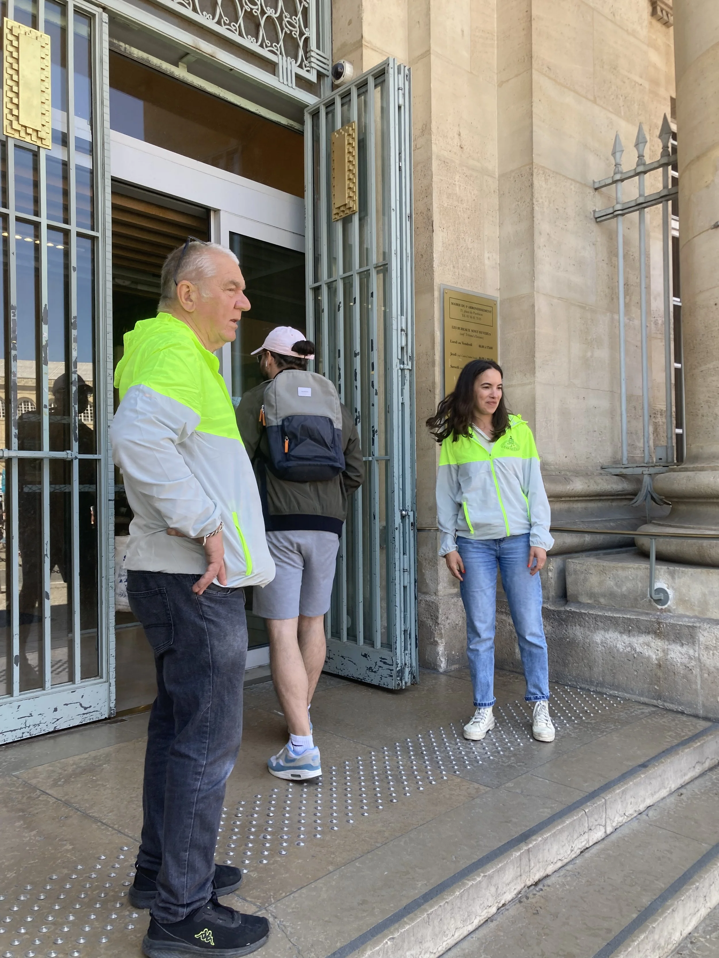 Sabrina attentive avec Guy lors des contrôles d’accès à la mairie
