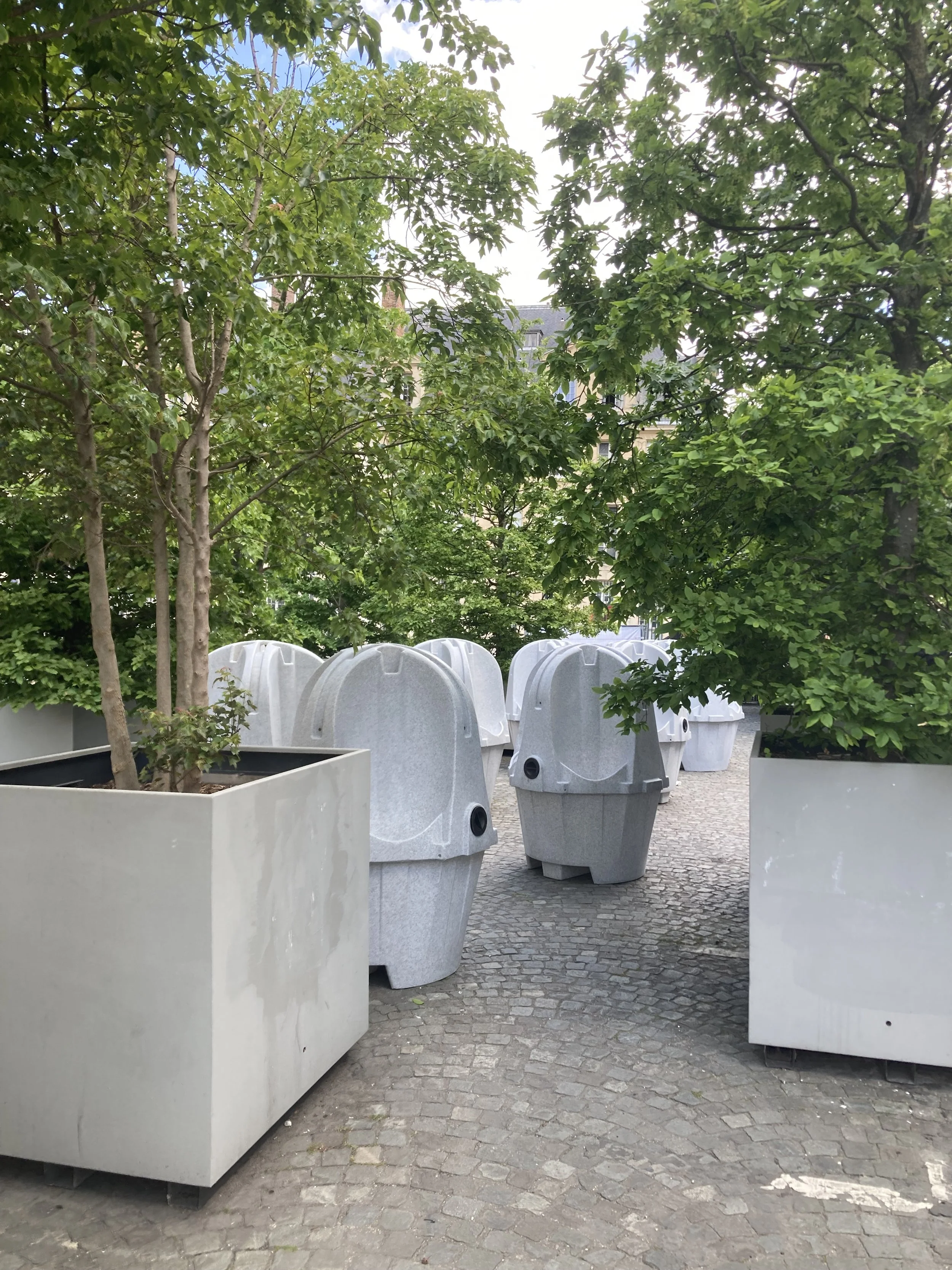 Urinoirs dissimulés dans la verdure