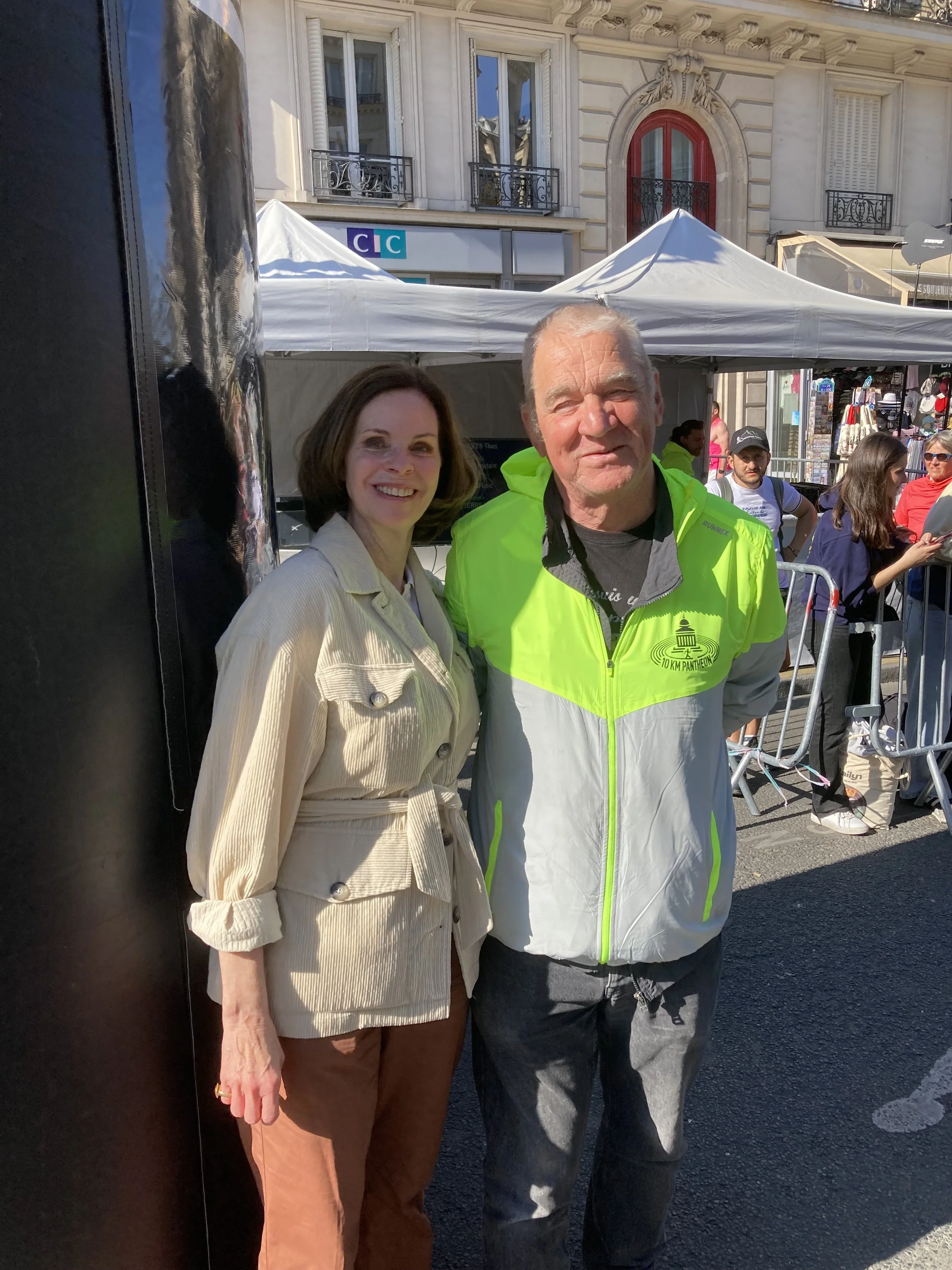 Anne Biraben et un bénévole à l’arrivée